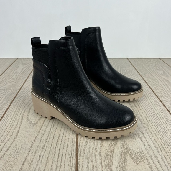 DV Dolce Vita Women's Rielle Chelsea Lug Sole Booties 7M Black Exotic $70 - Picture 1 of 9